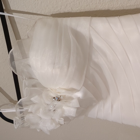 Stunning Allure Bridals Ivory Wedding Dress Size 4 - Picture 6 of 13